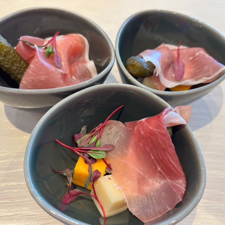 Cover Image for Meat First: How I Eat When I Travel (2025)