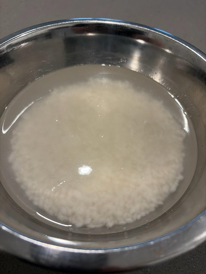 Soak the sweet rice