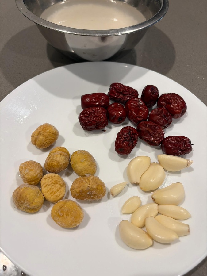 Prepare jujubes, garlic, and chestnuts