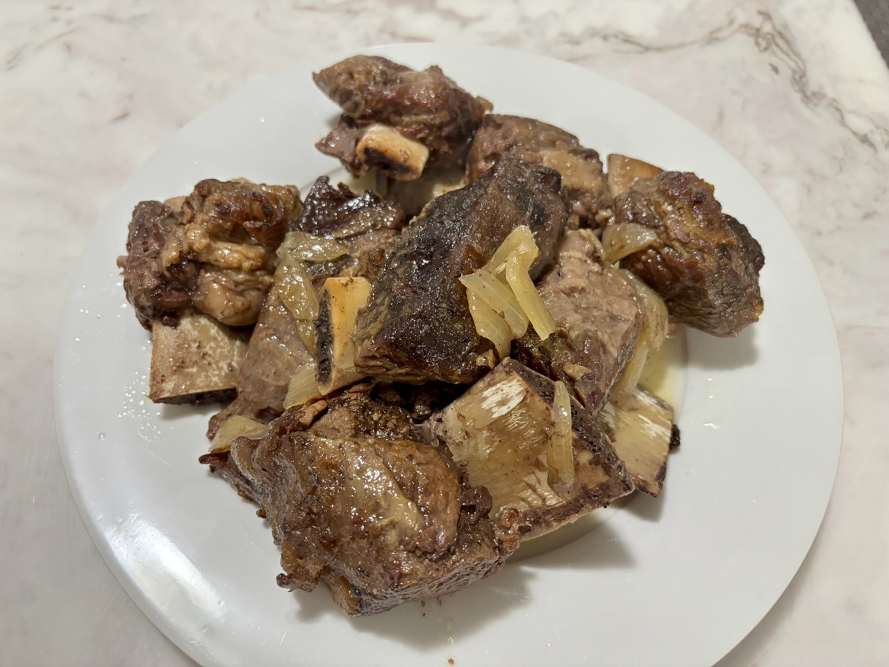 Braised beef ribs with onions