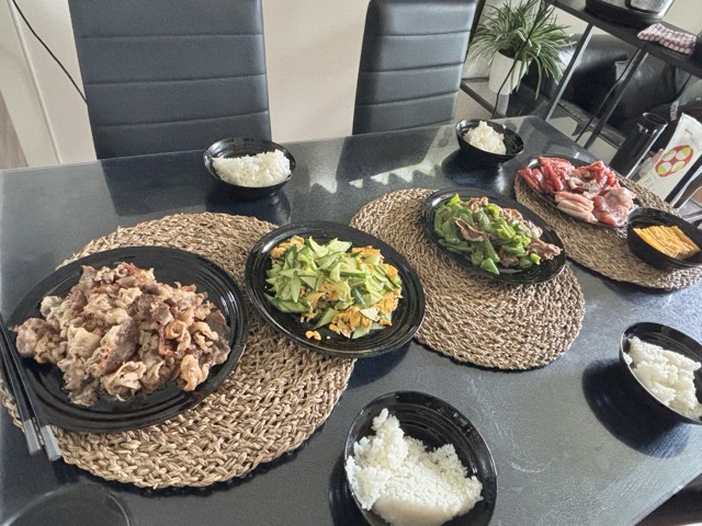 stir-fried eggs with cucumbers, stir-fried beef with green peppers, sautéed beef, and all sorts of fish from yesterday’s omakase leftovers for the family.